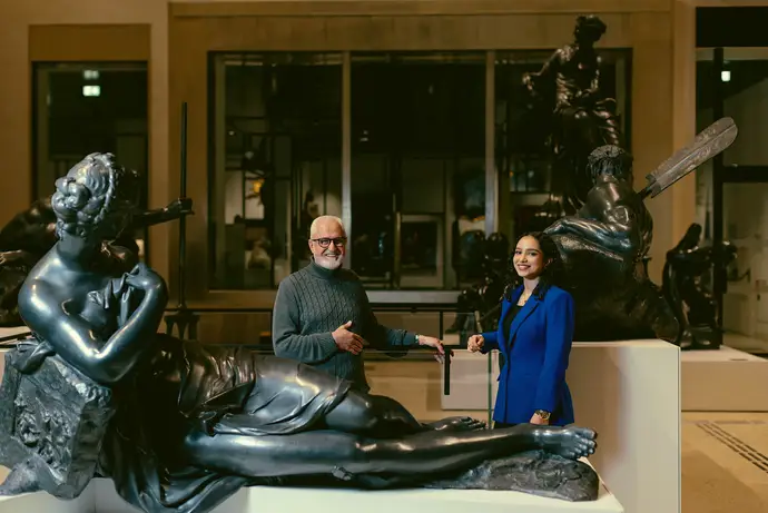 Ismail Yasin und Maryam Tahon beim Donnerbrunnen in der Halle des Wien Museums, Foto: Victoria Nazarova