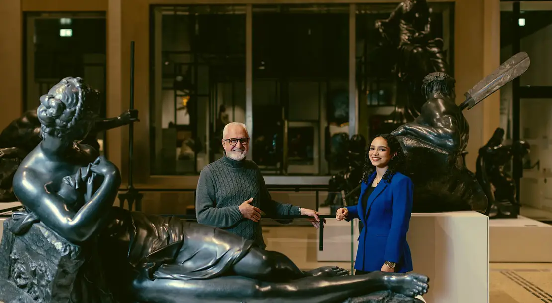 Ismail Yasin und Maryam Tahon beim Donnerbrunnen in der Halle des Wien Museums, Foto: Victoria Nazarova  