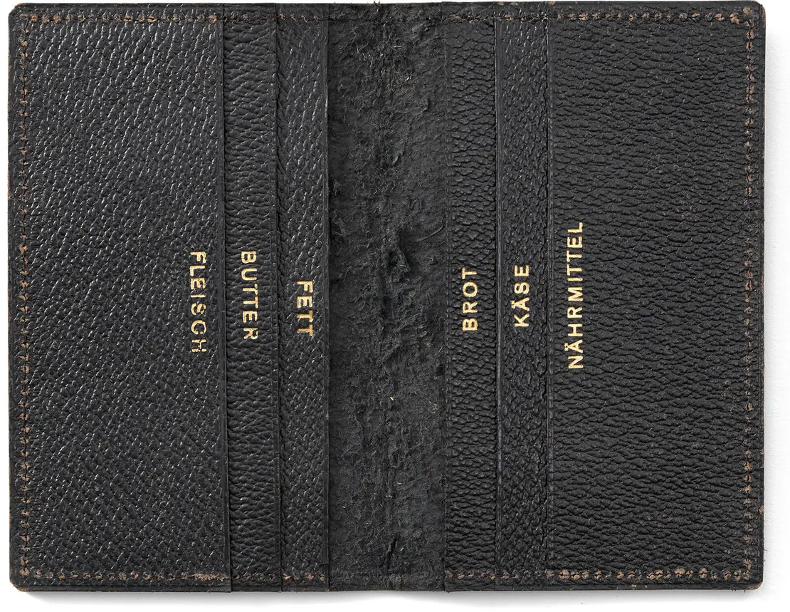 Lederetui für Lebenmittelmarken, um 1945, Foto: Birgit und Peter Kainz, Wien Museum, Inv.-Nr. 248612  