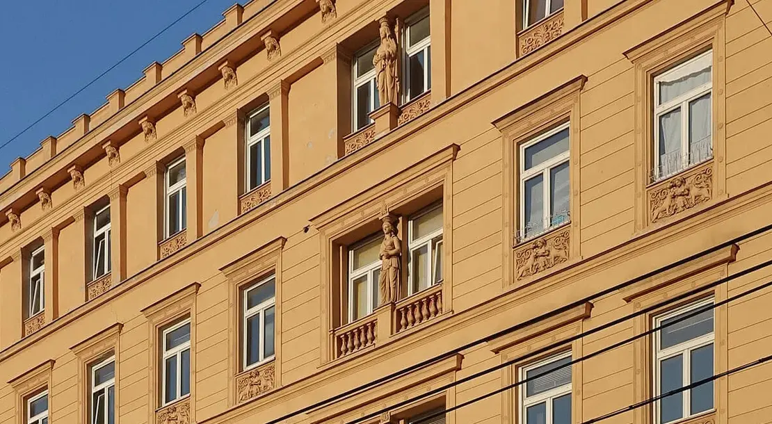 Karyatiden an der Fassade des ehemaligen Grand Hotel National in der Taborstraße, Foto: Benjamin von Radom