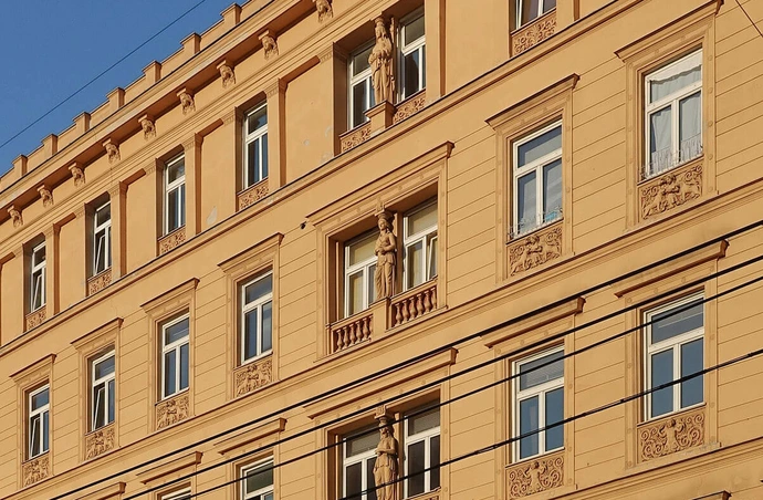 Karyatiden an der Fassade des ehemaligen Grand Hotel National in der Taborstraße, Foto: Benjamin von Radom