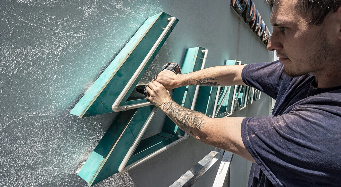 Montage eines Schriftzuges in luftiger Höhe, © Stephan Doleschal  