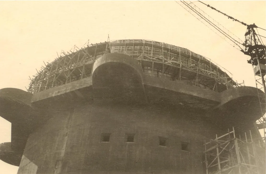 Der Turm kurz vor der baulichen Fertigstellung, am rechten Bildrand ist einer der beiden Turmkräne zu sehen (siehe auch obige Grafik zur Baustelleneinrichtung). Historisches Foto: Schiffmann, zur Verfügung gestellt von Marcello La Speranza.