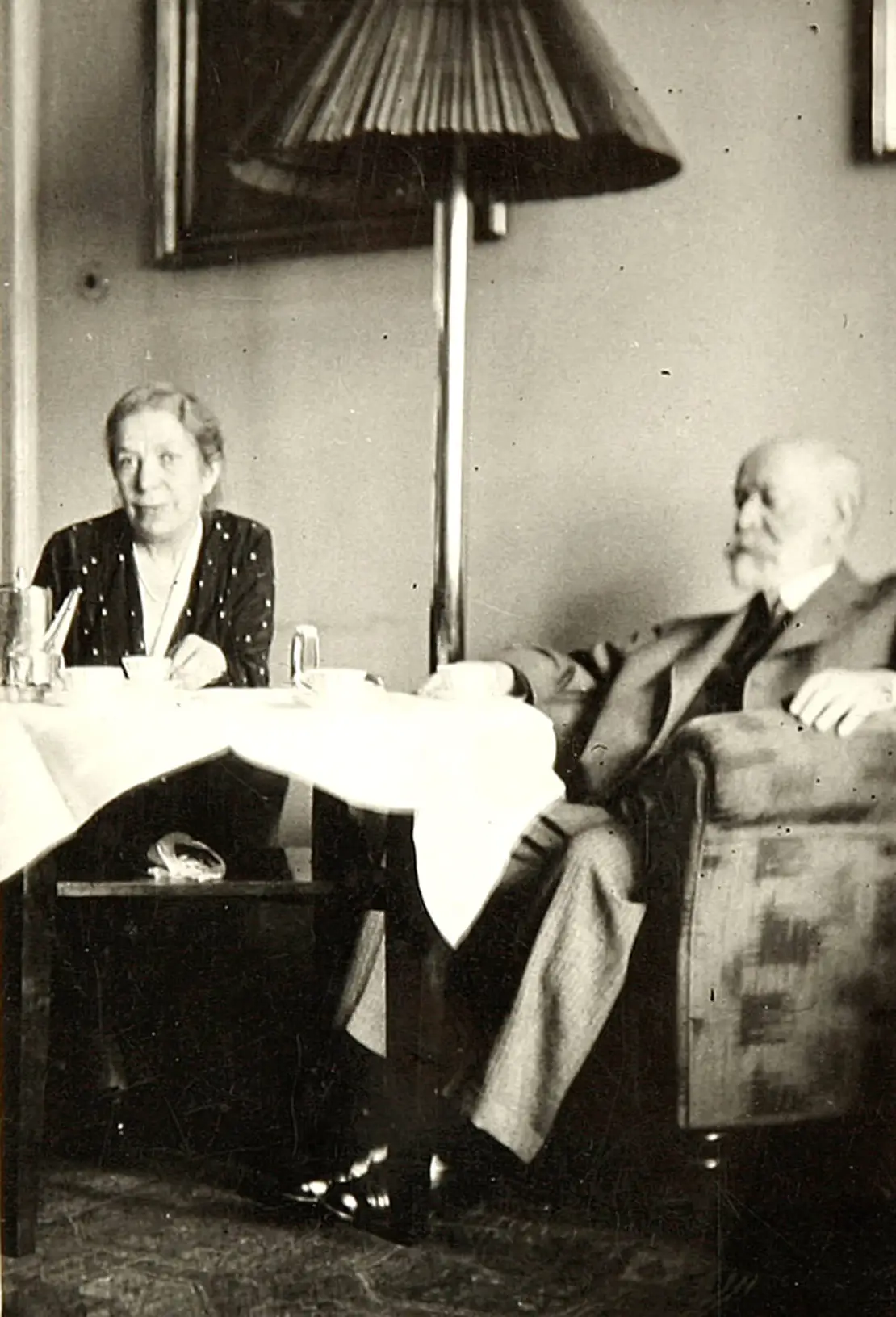 Die Eltern Benjamin und Gisela Gomperz, frühe 1930er Jahre, From the collections of the Crafts Study Centre, University for the Creative Arts, RIE/19/3/23  