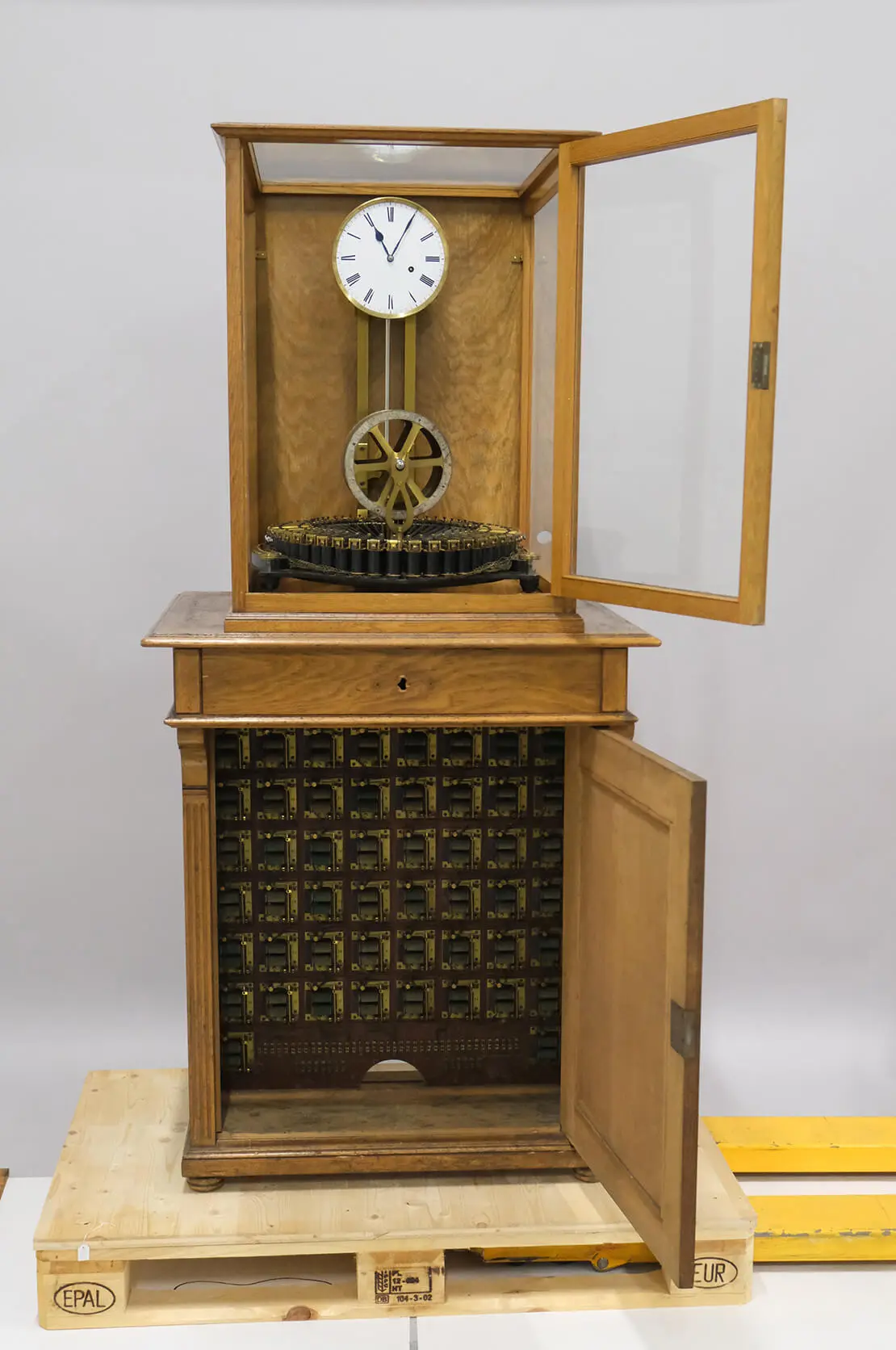 Ortsfeste Wächterkontrolluhr von Wilhelm Wolters nach einem Patent von Matthäus Hipp, Übernahme aus dem Wirtschaftsamt Wien. Foto: Tabea Rude  