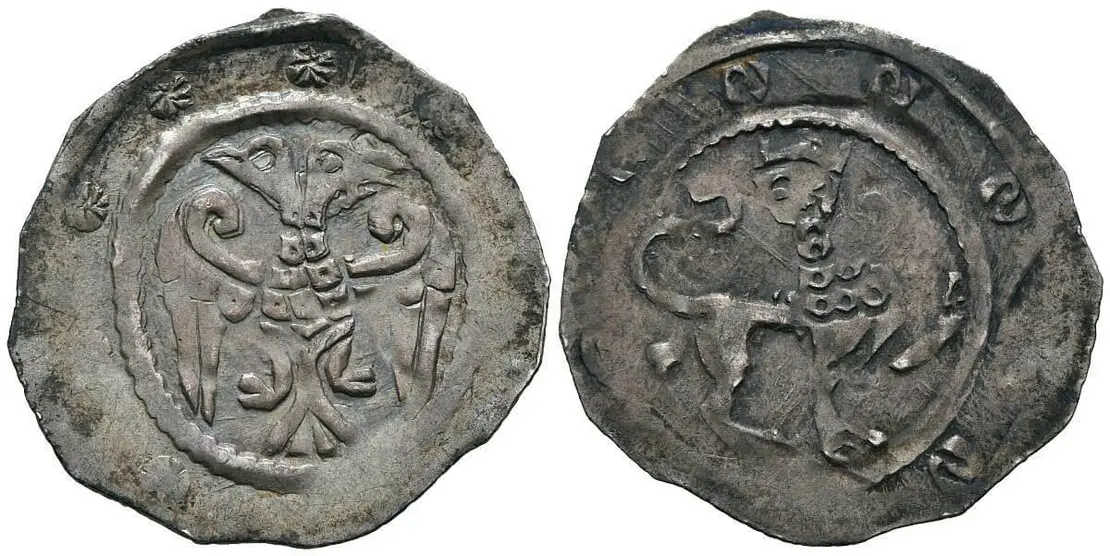 Ein silberner Wiener Pfennig aus der Zeit der Regentschaft des Babenbergs Leopold V. (1177-1194). Auf der Vorderseite ist ein Doppeladler, auf der Rückseite ein gekrönter Löwe zu sehen. Wien Museum  