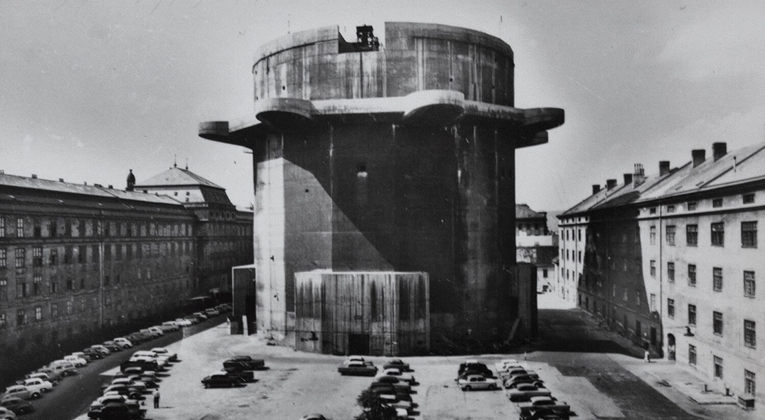 Der ehemalige Geschützturm ist nur im Hof der Stiftskaserne in seiner vollen Höhe zu sehen. Quelle: Archiv des Bezirksmuseums Neubau, undatierte Ansichtskarte.