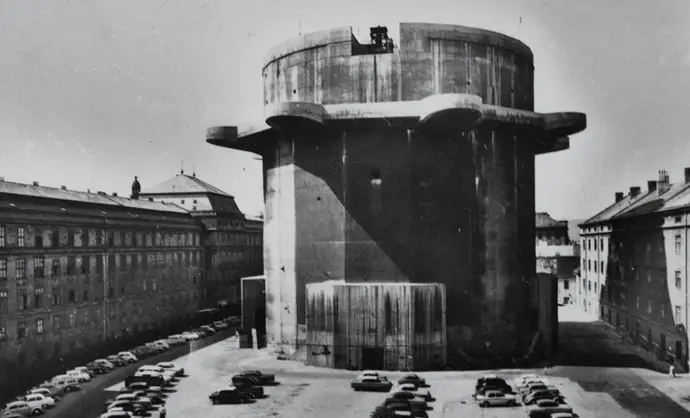 Der ehemalige Geschützturm ist nur im Hof der Stiftskaserne in seiner vollen Höhe zu sehen. Quelle: Archiv des Bezirksmuseums Neubau, undatierte Ansichtskarte.