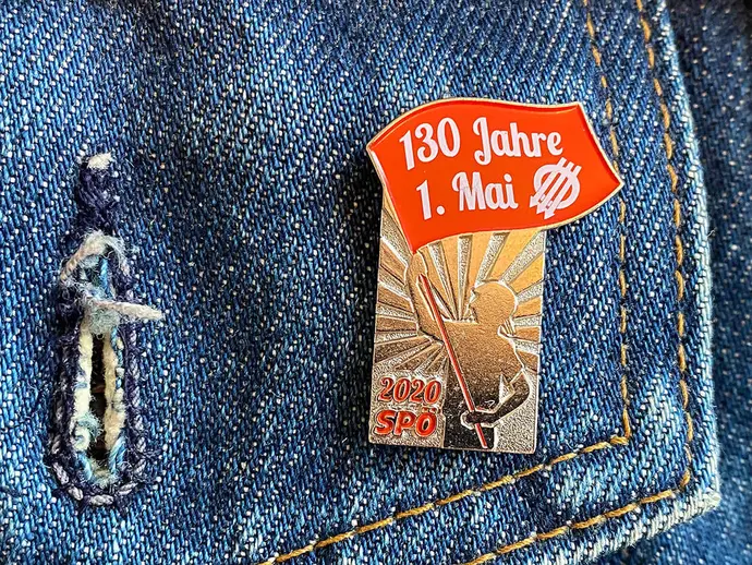 Anstecknadel zum 1. Mai 2020, Foto: Tom Koch