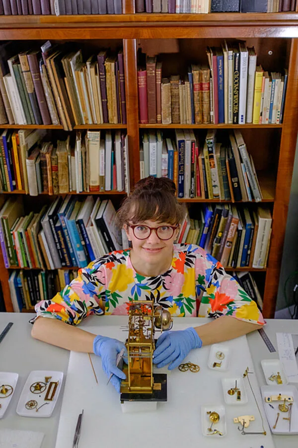 Tabea Rude beim Zerlegen und Reinigen einer astronomischen Wanduhr von Mathäus Ratzenhofer, Wien, 1827, Foto: Michael Goldrei