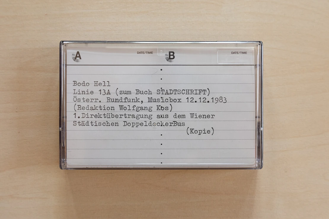 Aufnahme einer Ö3-Musicbox-Sendung von Wolfgang Kos (dem späteren Direktor des Wien Museums), der in einem mobilen Sendewagen mit Bodo Hell die Strecke des 13 A abgefahren hatte. Wienbibliothek im Rathaus, Repro: Elodie Grethen