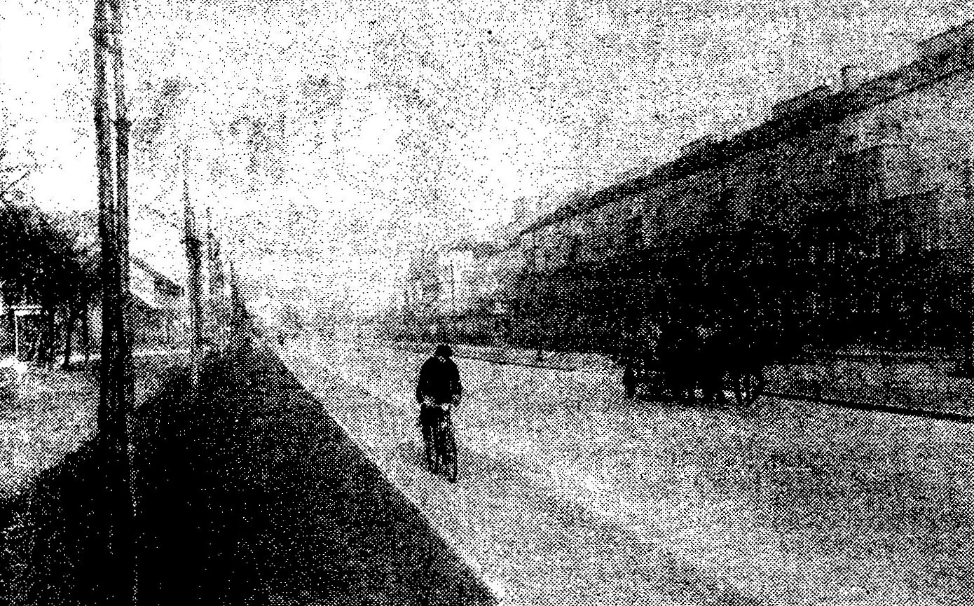 Die Bilder vergleichen die Radwege zwischen 1936 und 2022, Aufnahmestandpunkt vis-a-vis des Karl-Marx-Hofes, Hausnummer 84, Stiege 49, Blickrichtung stadtauswärts. Fotos: „Das Kleine Blatt“, 10. Dezember 1936 (Quelle: ANNO/ÖNB) bzw. Thomas Keplinger.