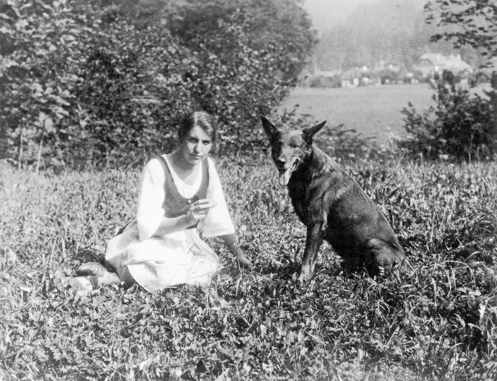 Anna Freud mit Lieblingshund Wolfi, um 1928, Foto: Sigm.Freud Priv.Stiftung / brandstaetter images / picturedesk.com