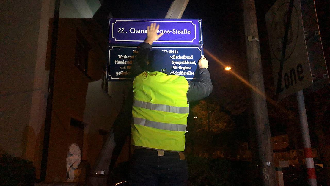 Straßenschilder-Überklebungsaktion der Jüdischen österreichischen Hochschüler:innen in der Nacht zum 9. November 2021, Foto: Jüdische österreichische Hochschüler:innen
