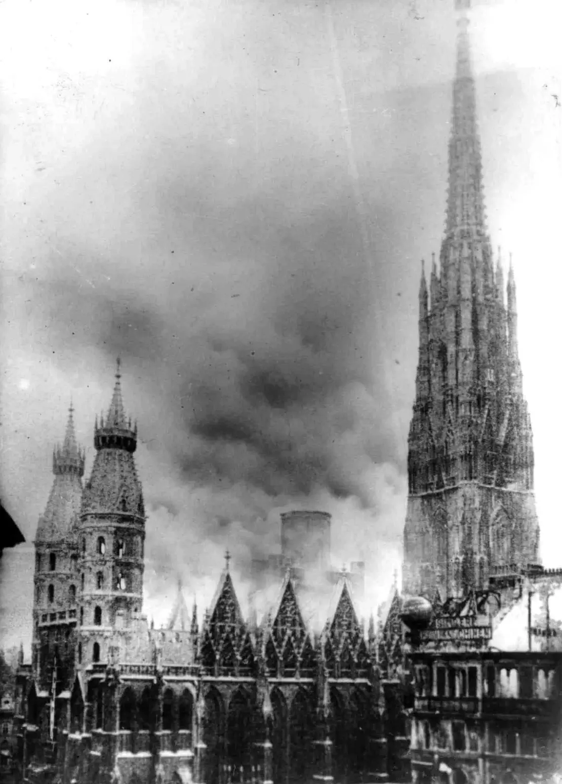 Brennender Stephansdom, 1945, Foto: Albert Hilscher, ÖNB