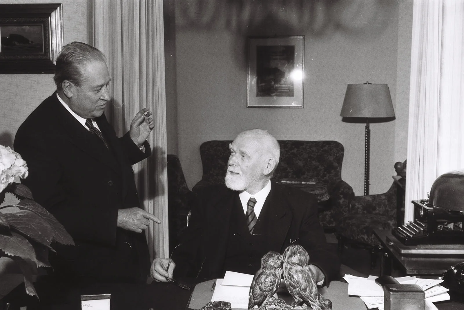 Präsidentenvilla auf der Hohen Warte: Bundespräsident Theodor Körner beim Schreibtisch sitzend im Gespräch mit einem Kabinettsmitarbeiter, 1953. Foto: Harry Weber / ÖNB-Bildarchiv / picturedesk.com  