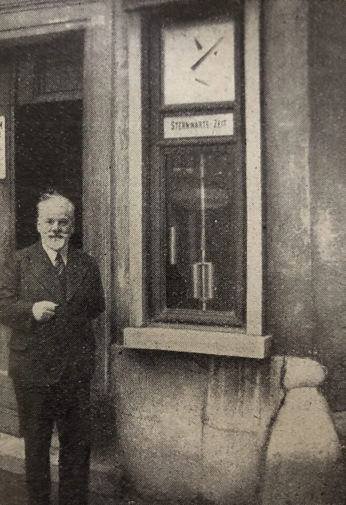 Rudolf Kaftan neben dem Regulator, seinem ständigen Sorgenkind. ANON, Erste Großversammlung im Gau Wien, Die Uhrmacher-Woche 28. Jänner 1939, Band 46, Nr. 5, S.55  