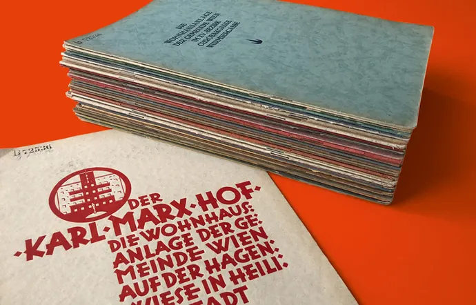 Broschüren zu Wohnhausanlagen der Gemeinde Wien, 1920-1930er Jahre. WBR, DS, B-72536/1-47, Foto: Gerhard Bauer