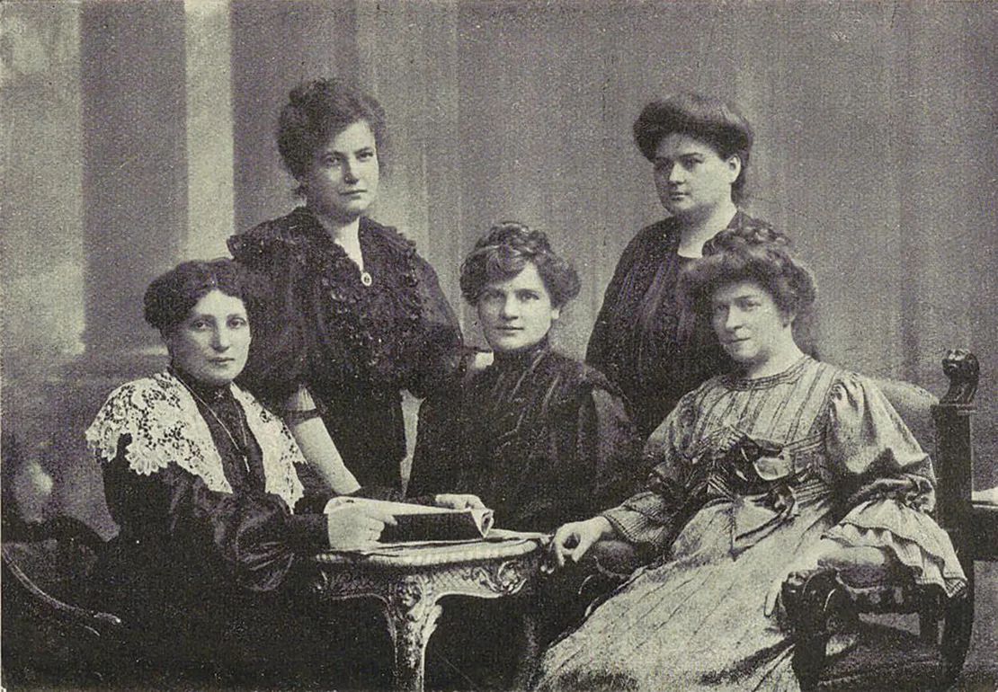 Charlotte Glas (ganz rechts) als Mitglied der Exekutive des 1. Frauenreichskomitees 1904, abgebildet in: Adelheid Popp: „Der Weg zur Höhe. Die Sozialdemokratische Frauenbewegung Österreichs“, Wien 1929. Obere Reihe (v.l.): Therese Schlesinger und Adelheid Popp; untere Reihe (v.l.): Anna Boschek, Amalie Seidel und Charlotte Glas. Quelle: Wienbibliothek im Rathaus