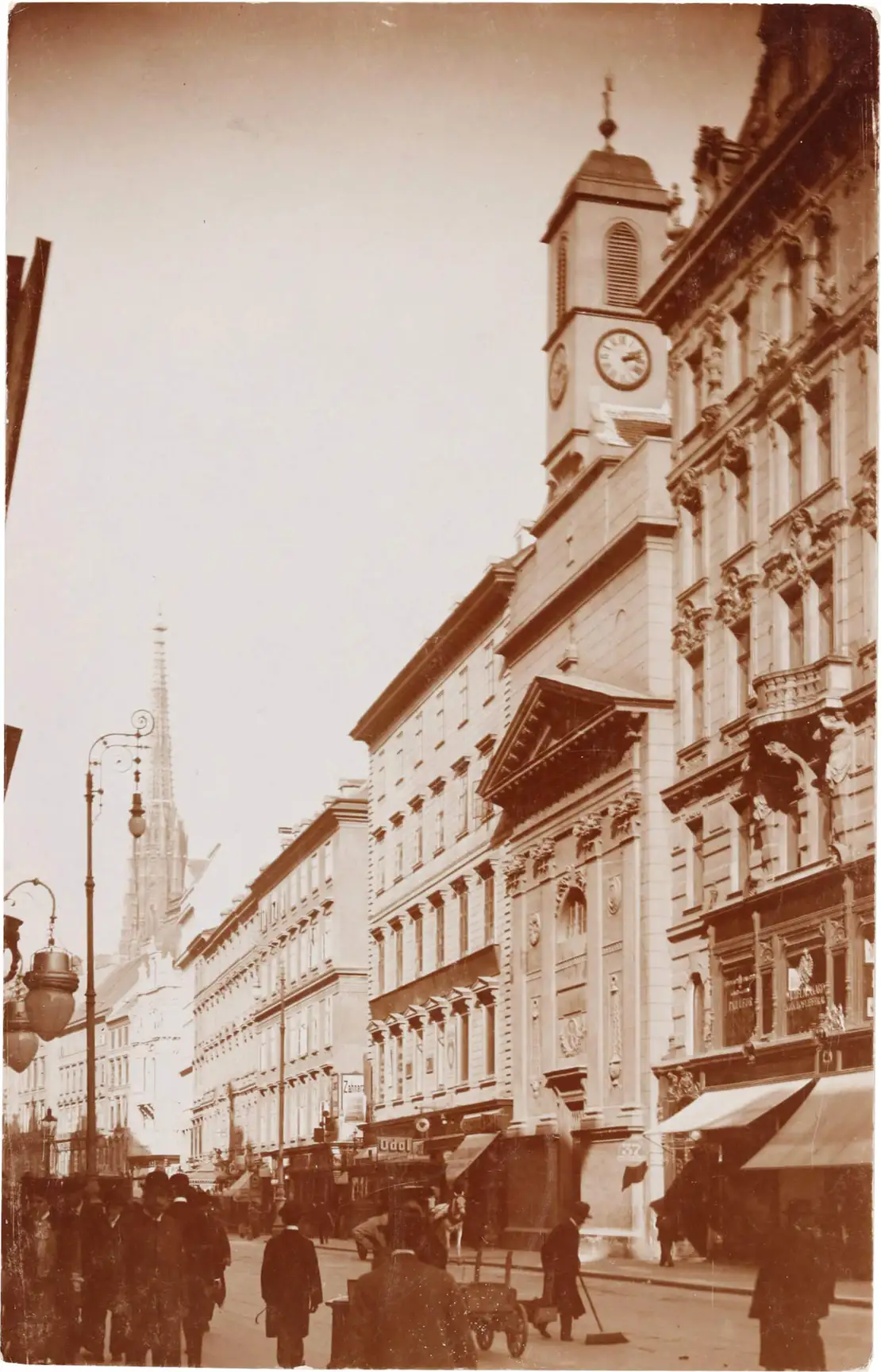 Kärntnerstraße mit Blick auf die Malteserkirche, dahinter Herz & Sohn, undatiert, Wien Museum