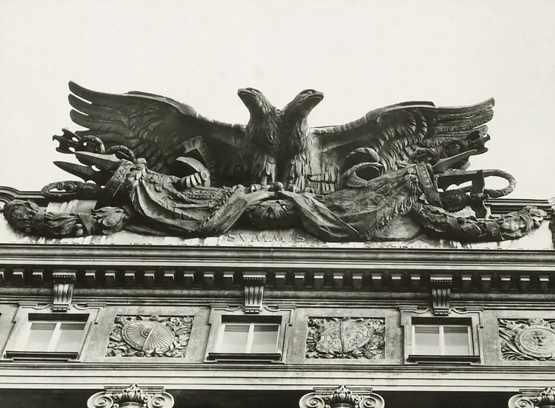 Bekrönung des Kriegsministeriums am Stubenring: Der Bronze-Adler hat eine Flügelspannweite von 15 Metern und wiegt 40 Tonnen. Foto: Johanna Fiegl, 1965-70, Wien Museum  