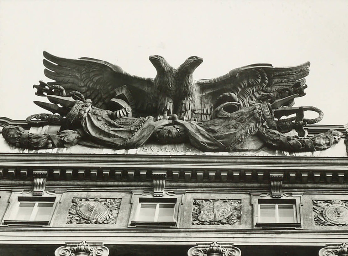 Bekrönung des Kriegsministeriums am Stubenring: Der Bronze-Adler hat eine Flügelspannweite von 15 Metern und wiegt 40 Tonnen. Foto: Johanna Fiegl, 1965-70, Wien Museum 