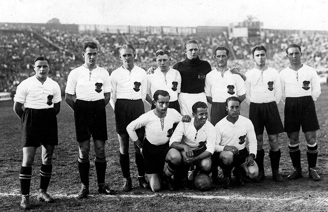 Mannschaftsfoto der österreichischen Nationalmannschaft am 16. Mai 1931 auf der Hohen Warte. Anlass war das Ländermatch gegen Schottland, das Österreich überraschend mit 5:0 gewann. Das Ereignis gilt als Geburtsstunde des „Wunderteams“. Stehend (l.n.r.): Karl Zischek, Fritz Gschweidl, Matthias Sindelar, Roman Schramseis, Rudi Hiden, Georg Braun, Karl Gall und Pepi Blum. Hockend (l.n.r.): Pepi Smistik, Toni Schall und Adolf Vogl. Foto: Sepp Graf / APA / picturedesk.com