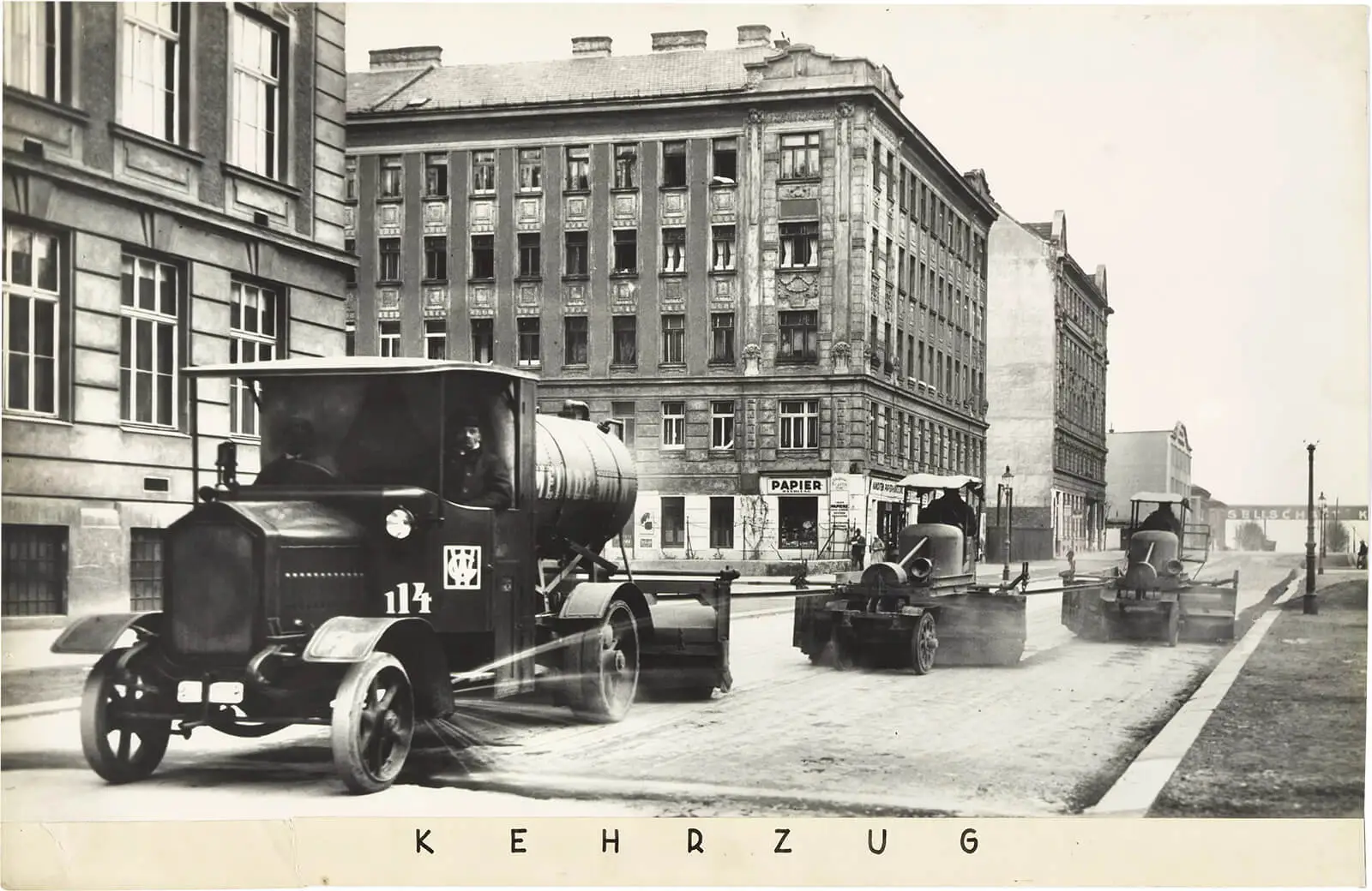 Kehrzug der städtischen Straßenreinigung, um 1920, Foto: Carl Zapletal, Wien Museum, Inv.-Nr. 57929/1  