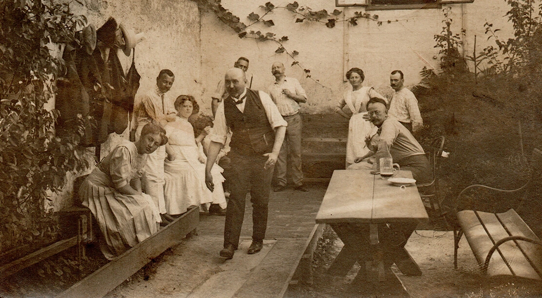 „Die Kegelgesellschaft vom 30. 8. 1911 sendet Grüße an seinen Kegelscheiber“, den Fabriks-Direktor H. Alscher in Triesch bei Iglau, Ansichtskarte, gestempelt Klosterneuburg, 6.9.1911. Archiv A. Göttche   