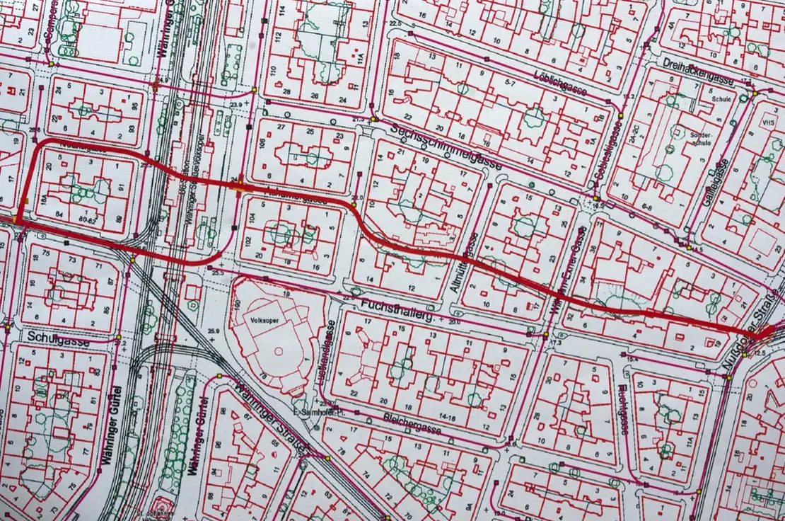 Der Verlauf des alten Währinger-Bach-Gewölbes vom Gürtel zur Markthalle. Von links kommt die 1910 fertiggestellte Führung des Baches, die dem Gürtel bis zur Nußdorfer Straße folgt und dort in Richtung Franz-Josephs-Bahnhof abzweigt. Foto: Thomas Keplinger