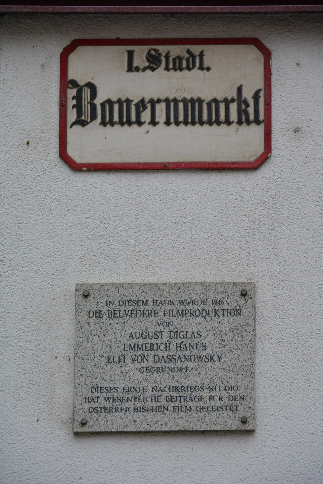 Gedenktafel am Haus Bauernmarkt 24, wo sich heute das Cine Center-Kino befindet. Foto: GuentherZ / Wikimedia Commons 