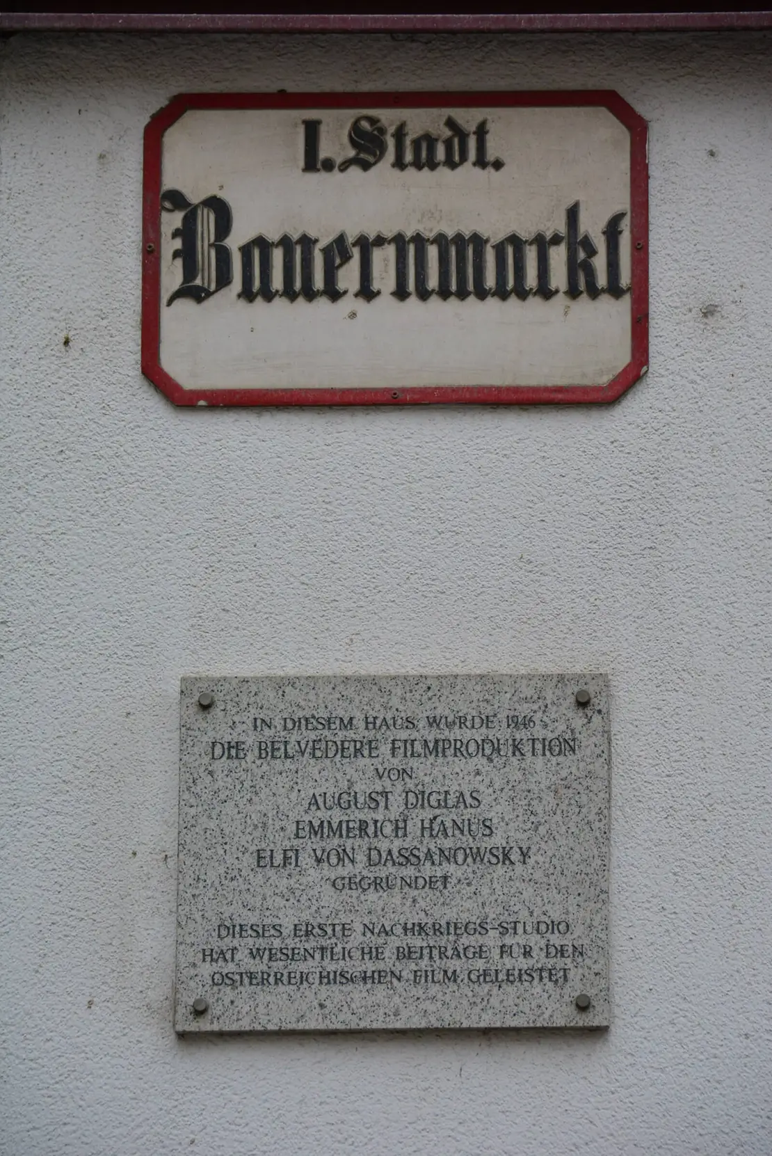 Gedenktafel am Haus Bauernmarkt 24, wo sich heute das Cine Center-Kino befindet. Foto: GuentherZ / Wikimedia Commons  