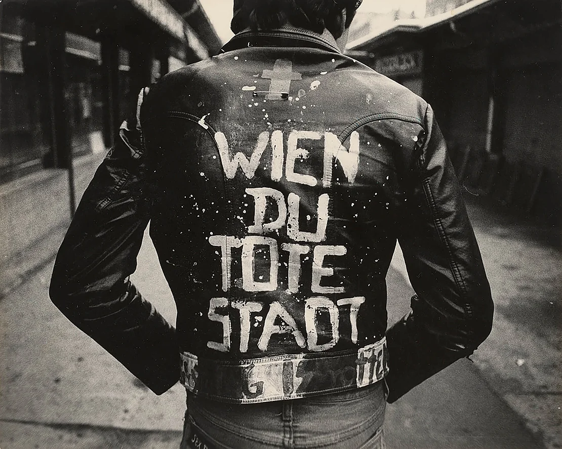 Punk Michael Tagunoff am Naschmarkt, 1981, Foto: Michael Snoj