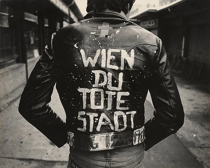 Punk Michael Tagunoff am Naschmarkt, 1981, Foto: Michael Snoj