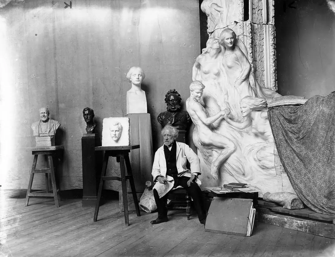 Edmund Hellmer in seinem Atelier, im Hintergrund ein Modell der Büste Anton Waldheims. Fotografie von 1923, Ringstraßen-Archiv des kunsthistorischen Instituts der Universität Wien. Quelle: ÖNB/Wien, 105.016-D   