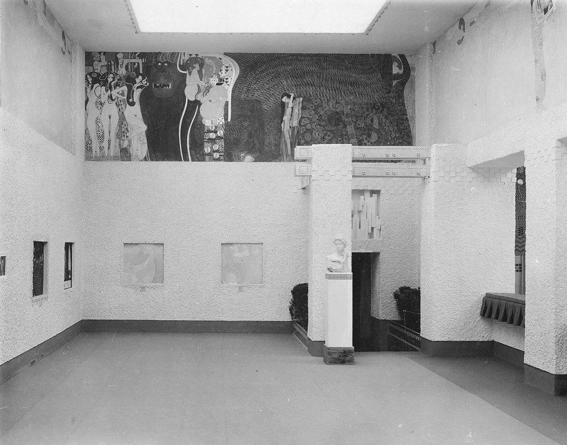 XIV. Ausstellung der Secession 1902, Seitensaal mit Klimts Beethovenfries (1901), ÖNB-Bildarchiv / picturedesk.com 