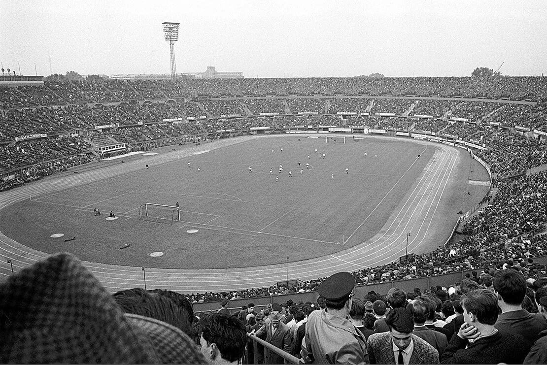 Voll besetzes Praterstadion mit dem neuen dritten Rang beim Fußballspiel Österreich gegen Ungarn am 5. September 1965, Foto: Votava / Imagno / picturedesk.com