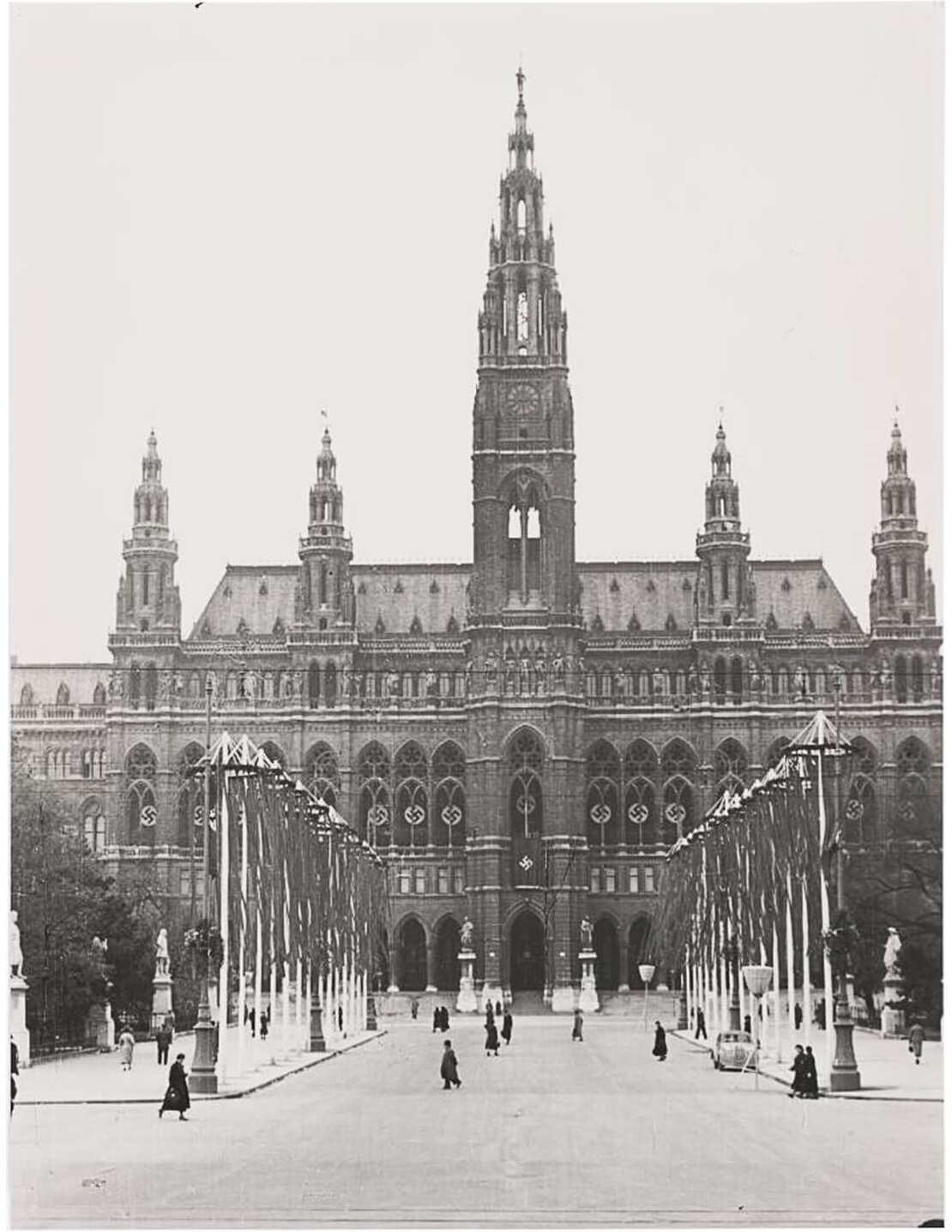 Im Rathaus – hier mit Hakenkreuzen beflaggt – befand sich das Historische Museum der Stadt Wien. Foto um 1940, Wien Museum, Inv.-Nr. 224119  