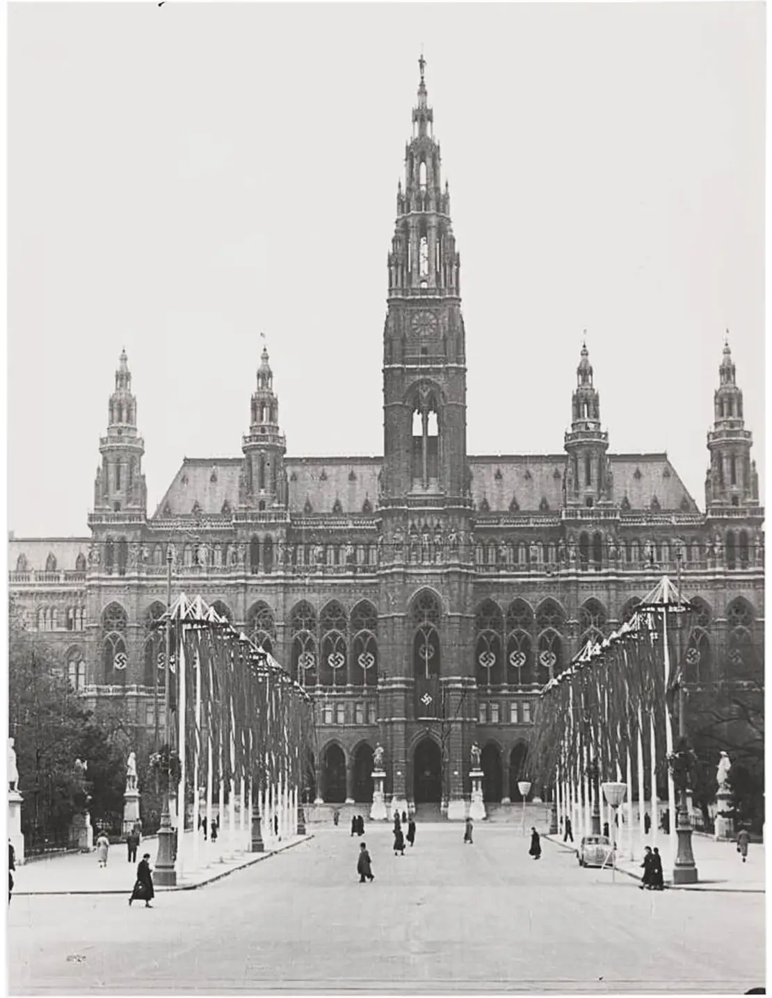 Im Rathaus – hier mit Hakenkreuzen beflaggt – befand sich das Historische Museum der Stadt Wien. Foto um 1940, Wien Museum, Inv.-Nr. 224119  