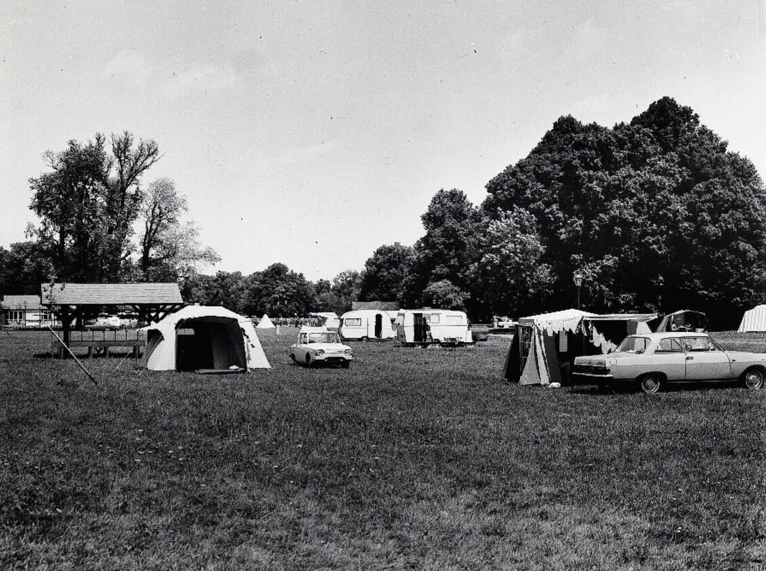 Campingplatz im Erholungszentrum Laxenburg, um 1965/70 (Foto: H. u. D. Hubmann OHG Postkartenverlag u. Erzeugung), Wien Museum 