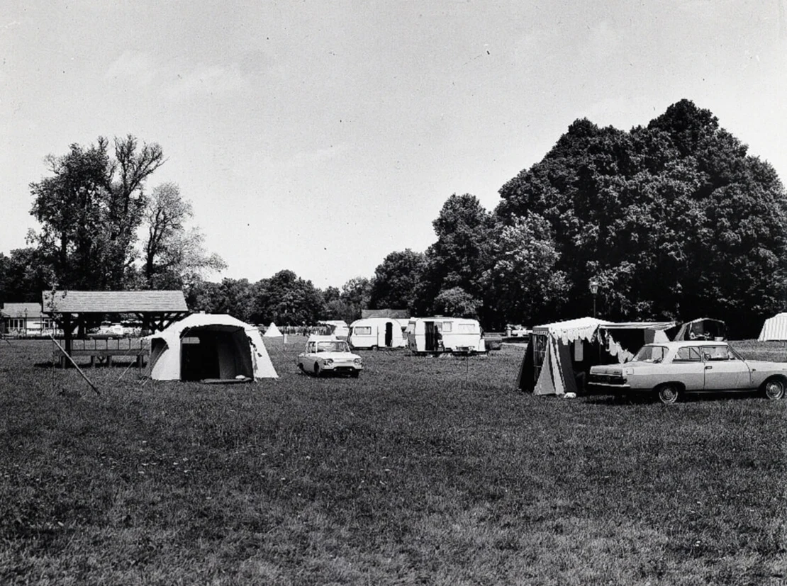 Campingplatz im Erholungszentrum Laxenburg, um 1965/70 (Foto: H. u. D. Hubmann OHG Postkartenverlag u. Erzeugung), Wien Museum  