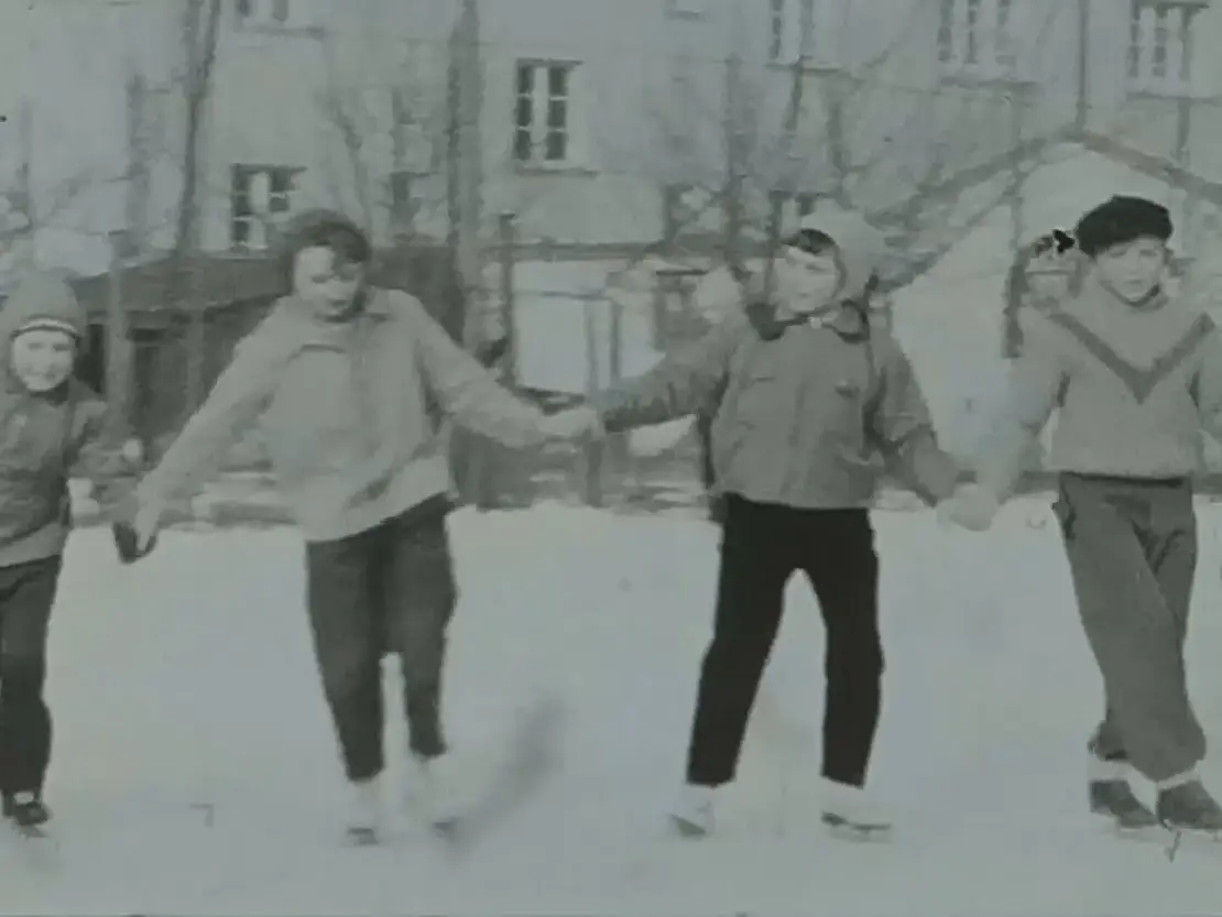 Natureislaufplatz Strobach in der Berzeliusgasse, Filmstill, um 1960, privat  