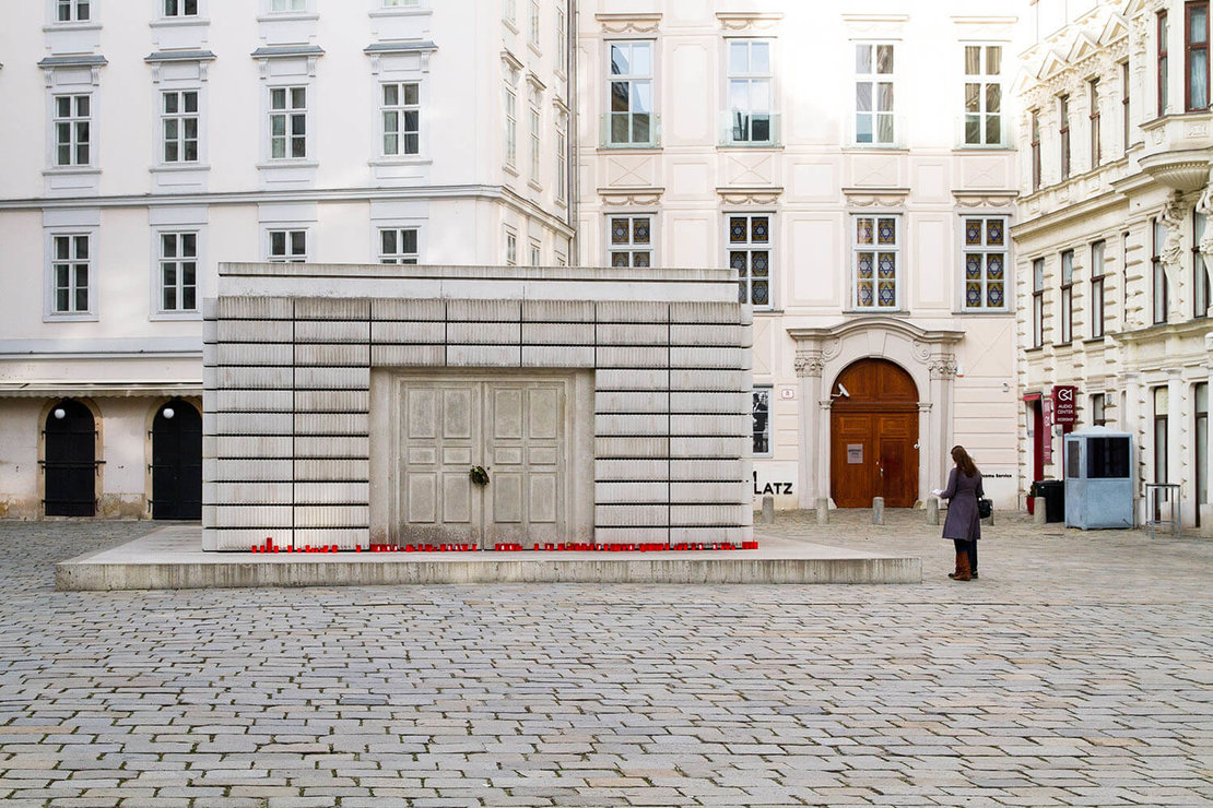Das Memorial von Rachel Whiteread, rechts dahinter der Eingang zum Museum Judenplatz, Foto: Sonja Bachmayer 