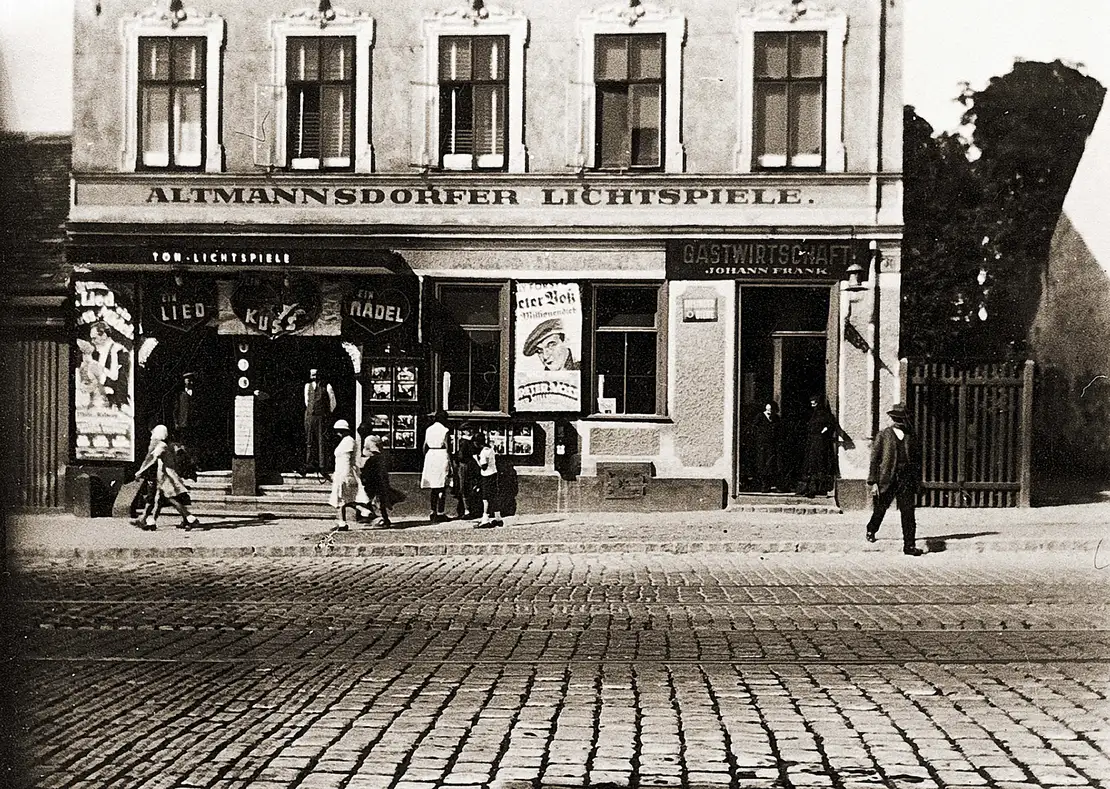 Die Altmannsdorfer Lichtspiele (1120, Breitenfurter Straße 36) bestanden von 1921 bis 1964 und waren in einem ehemaligen Gasthaus untergebracht. Gegründet wurde das Kino als Pax-Lichtspiele, später hieß es Invalidenkino und ab 1926 trug es den Namen Altmannsdorfer Lichtspiele. Foto: Wiener Bezirksmuseen