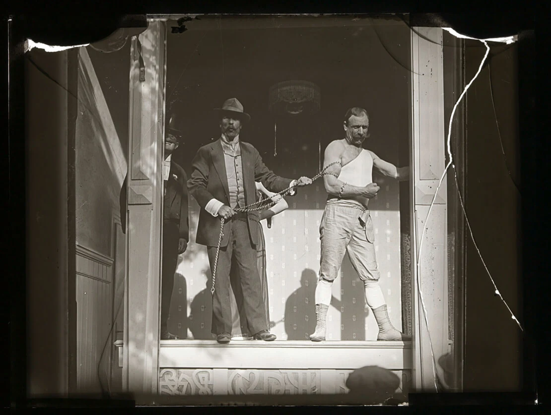 Emil Mayer: Schausteller im Prater, Fotografie, um 1910, Sammlung Wien Museum