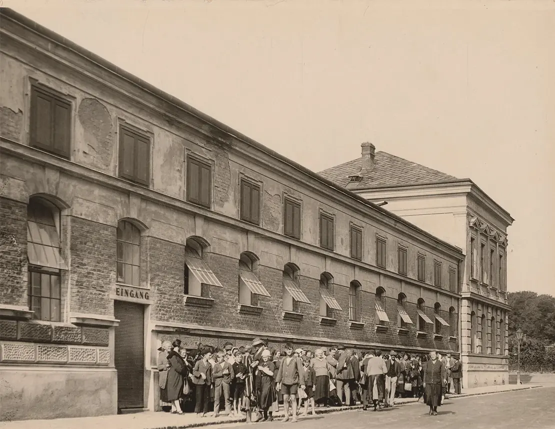 Schlachthof Meidling mit einer Menschenschlange vor dem Eingang zur dortigen Freibank, um 1925, Wien Museum, Inv. Nr. 188791  