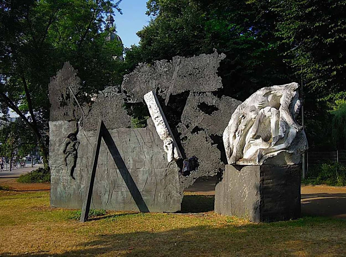 Hrdlicka-Gegendankmal zum 1936 aufgestellten Kriegerdenkmal am Dammtordamm in Hamburg. Der Entwurf des österreichischen Bildhauers sollte aus vier thematischen Installationen bestehen, zwei davon wurden 1985/86 realisiert. Foto: denkmalhamburg.de