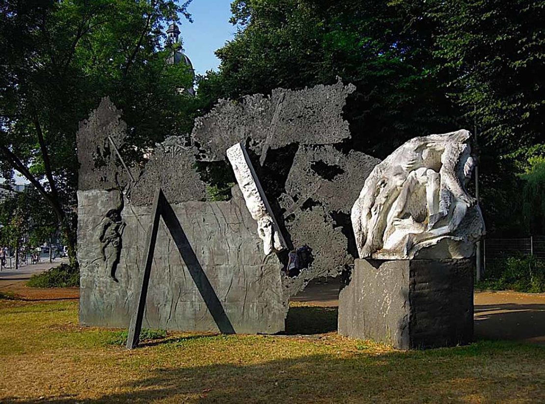 Hrdlicka-Gegendankmal zum 1936 aufgestellten Kriegerdenkmal am Dammtordamm in Hamburg. Der Entwurf des österreichischen Bildhauers sollte aus vier thematischen Installationen bestehen, zwei davon wurden 1985/86 realisiert. Foto: denkmalhamburg.de 