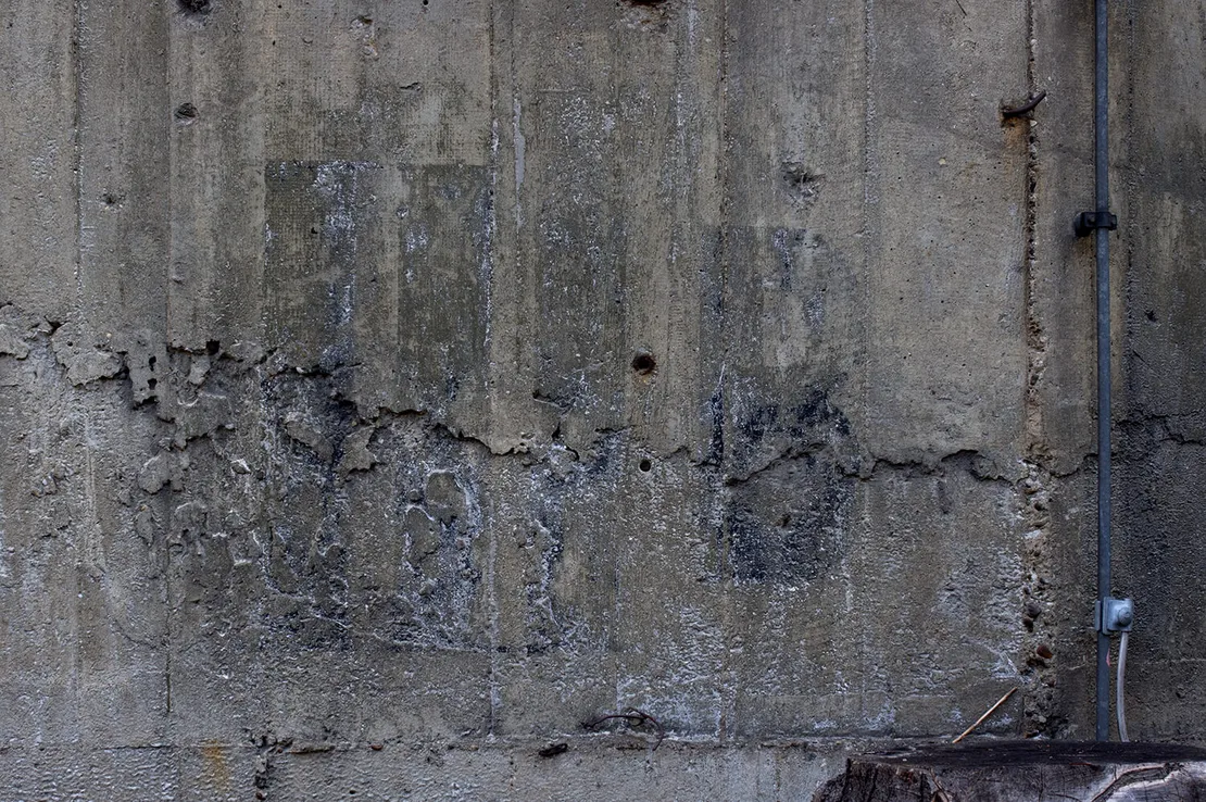 Römische Ziffern kennzeichneten die vier Eingänge in den Turm. Die heute zubetonierten ebenerdigen Zugänge trugen demnach die Bezeichnungen I, II, III und IV, während die Stiegenaufgänge in den ersten Stock mit A und B erweitert wurden: IA/IB, IIA/IIB, IIIA/IIIB und IVA/IVB. Fotos: Thomas Keplinger