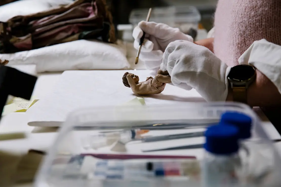 Das Jesuskind, das seinen Heiligenschein verloren hat, wird gereinigt, Foto: Ina Aydogan, Wien Museum, 2025